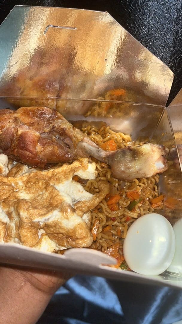 Noodles with chicken and two eggs
